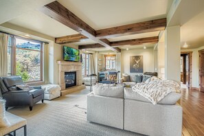 コンドミニアム 4 ベッドルーム | リビング エリア | スマートテレビ