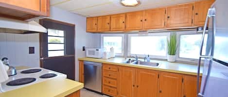 House, 3 Bedrooms | Private kitchen