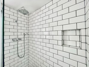 Regadera, secadora de cabello, toallas, papel de baño 