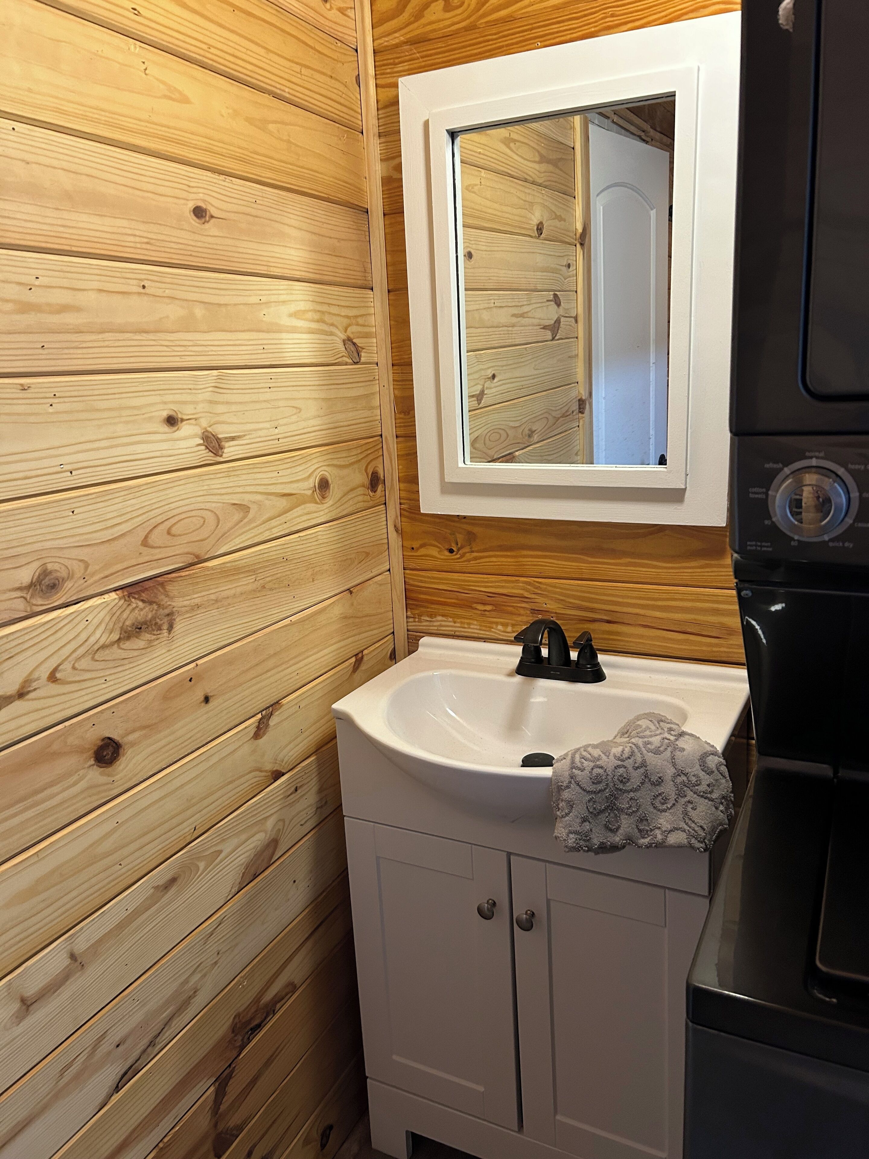 シャワー、ヘアドライヤー、タオル、トイレットペーパー