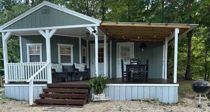 Cozy Last Resort Cottage located on Gun Shute Island off the Alabama River.