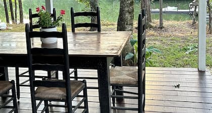 Cozy Last Resort Cottage located on Gun Shute Island off the Alabama River.