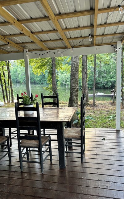 Cozy Last Resort Cottage located on Gun Shute Island off the Alabama River.