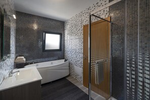 Séchoir à cheveux, serviettes fournies
