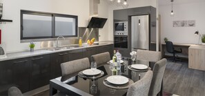 Fridge, microwave, oven, dishwasher - Great spacious tranquil 5-bed villa | VistaSerena (Raposeira Do Logarinho)