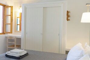 1 habitación, escritorio, tabla de planchar con plancha y wifi