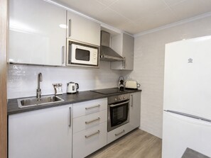 Cafetera y tetera, refrigerador, microondas y horno 