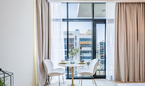 Dining - Attractive Studio in Azizi Riviera 15, Al Merkadh by Deluxe Holiday Homes (Dubai)