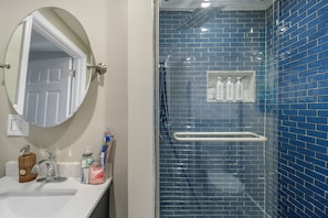 Douche, sèche-cheveux, serviettes fournies, savon