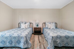 2 habitaciones, escritorio, tabla de planchar con plancha y wifi gratis