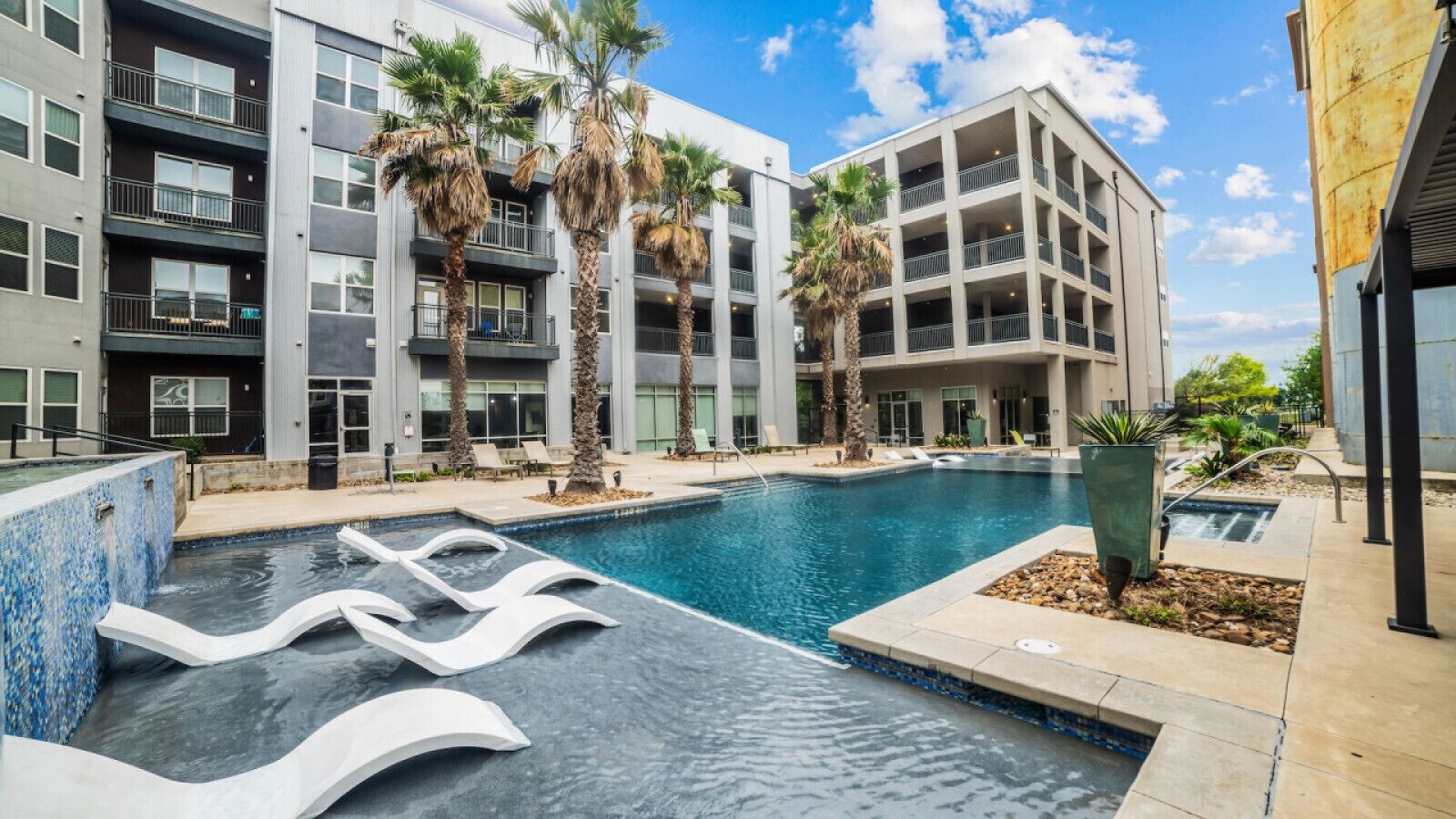 Urban Oasis: 3BR Luxe Apt City & River Views+Pool!