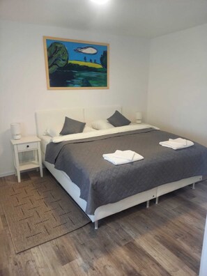 Chambre Élite, 1 grand lit, vue ville | Espace de travail pour ordinateur portable, Internet gratuit par câble