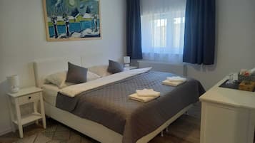 Habitación básica, 1 cama Queen size, baño privado | Espacio para trabajar con laptop y internet por cable gratis