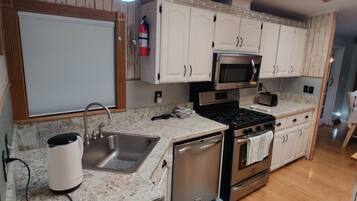 ثلاجة، ميكروويف، فرن، موقد طهي مسطح