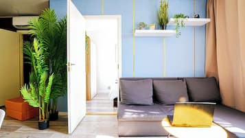 Een 42-inch flatscreentelevisie met digitale zenders