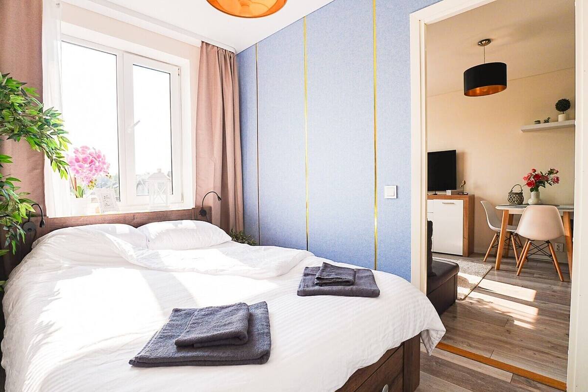 Une chambre à coucher avec un lit, un bureau et une chaise.