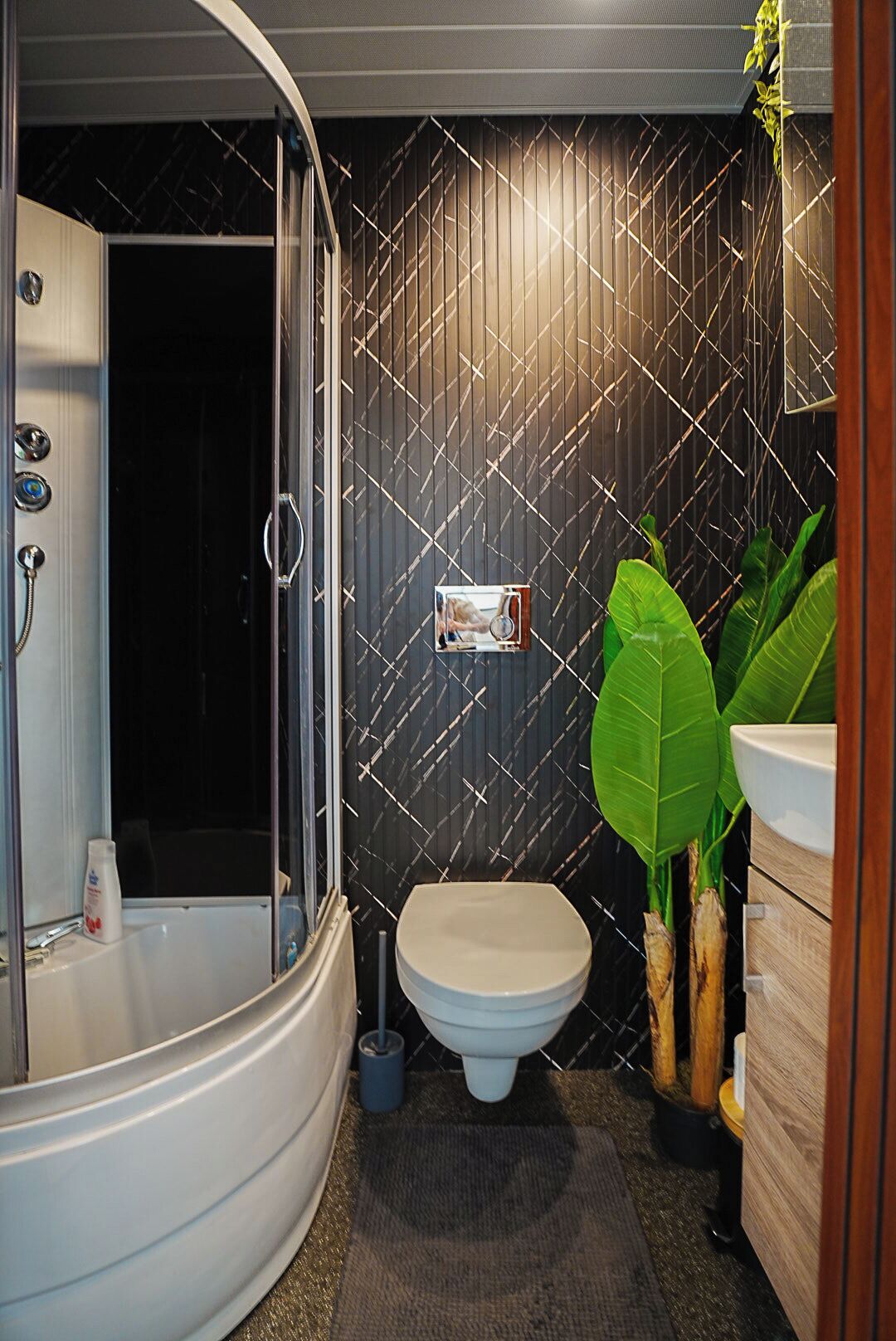 Ein modernes Badezimmer mit Duschkabine, Toilette und Waschbecken.