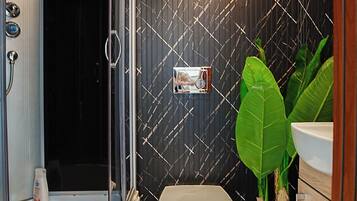 Ein modernes Badezimmer mit Duschkabine, Toilette und Waschbecken.