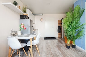 Een 42-inch flatscreentelevisie met digitale zenders