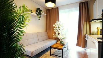 Appartamento Standard, letti multipli, aria condizionata | Area soggiorno | TV a schermo piatto 42 pollici con canali digitali