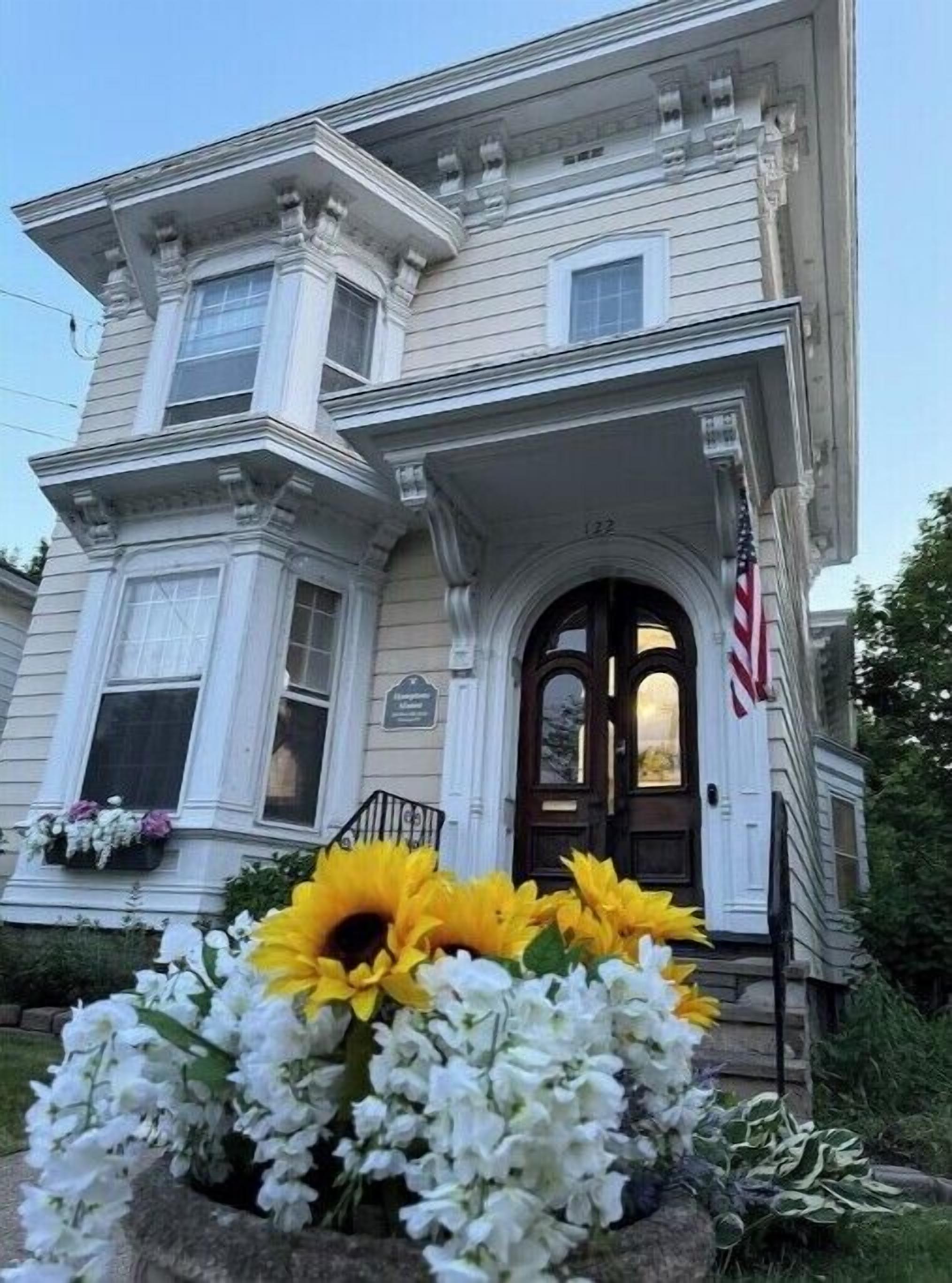 Elegant historical mini-mansion great location with large deck, BBQ & pool table