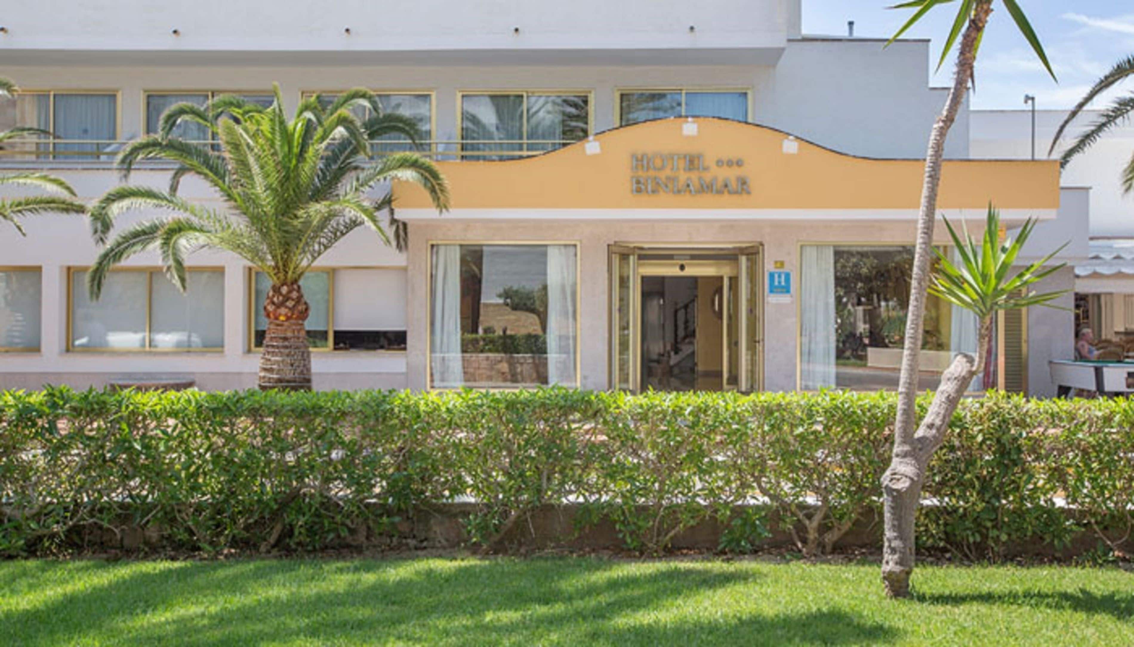 Un edificio de hotel con un letrero que dice 'HOTEL BINLAMAR'.