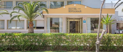 Un bâtiment d’hôtel avec une enseigne sur laquelle on peut lire « HÔTEL BINLAMAR ».