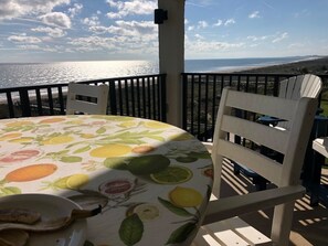 Outdoor dining - The Pelican at Amelia, corner unit with panoramic ocean views (Fernandina Beach)