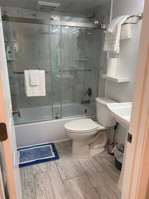 Bruser, hårtørrer, håndklæder