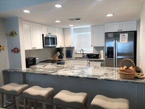 Réfrigérateur, micro-ondes, four, lave-vaisselle