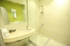 Shower, towels, soap, shampoo - Seven Stays Maadi (Cairo)