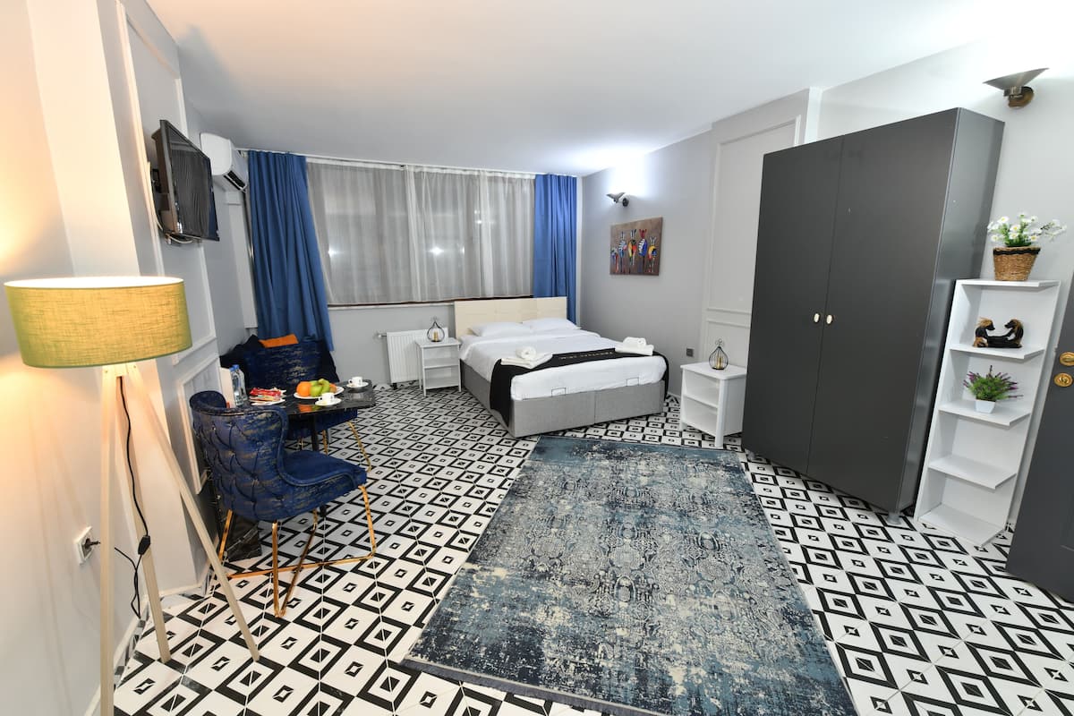 Suite Deluxe | 1 camera, una scrivania, tende oscuranti, ferro/asse da stiro