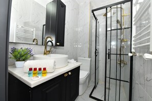 Deluxe Suite | Bathroom | Shower, hair dryer, towels, soap - İSTANBUL PORT HOTEL (Istanbul)