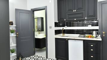 Suite Deluxe | Cuisine privée | Réfrigérateur, plaque de cuisson