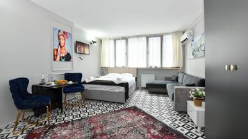 Suite Deluxe | 1 chambre, bureau, rideaux occultants, fer et planche Ă repasser