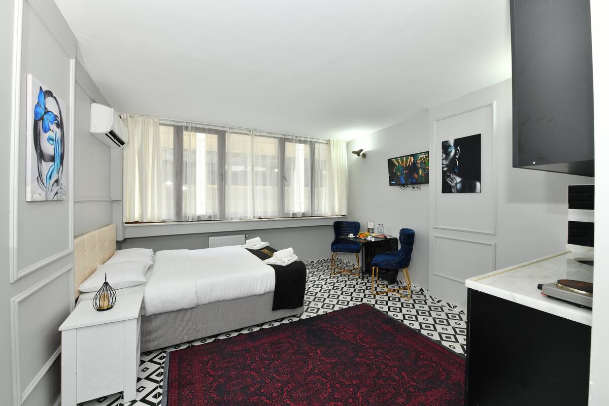 Classic Suite | 1 bedroom, desk, blackout drapes, iron/ironing board (on request)
