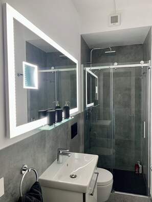 Douche, sèche-cheveux, bidet, serviettes fournies