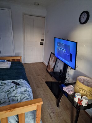 1 bedroom, WiFi, bed sheets - About A room in Chatteris Town Centre Location Cambridgeshire (Chatteris)