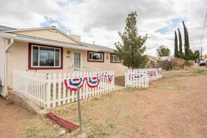 Exterior - Bandit's Hideout! Cowboy Comfort in Historic Tombstone (Tombstone)