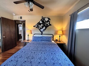 2 bedrooms, WiFi, bed sheets - Bandit's Hideout! Cowboy Comfort in Historic Tombstone (Tombstone)