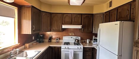 Geladeira, micro-ondas, fogão, cooktop
