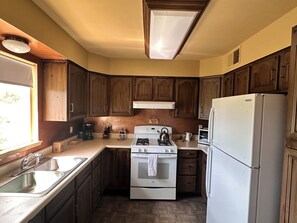 冰箱、微波炉、烤箱、炉灶