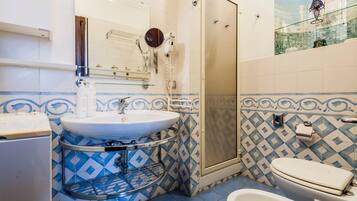 Apartemen | Kamar mandi | Shower, pengering rambut, kloset, dan handuk