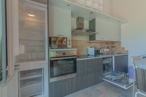 冰箱、微波炉、烤箱、洗碗机