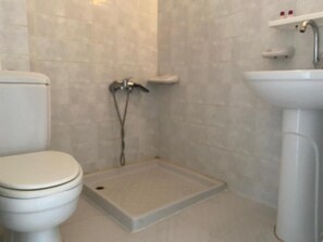 Standard Triple Room | Bathroom | Shower, towels