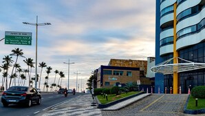 Un edificio moderno con fachada curva y varios balcones.
