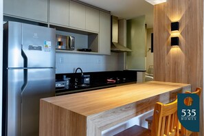 Kühlschrank, Mikrowelle, Ofen, Wasserkocher mit Kaffee-/Teezubehör