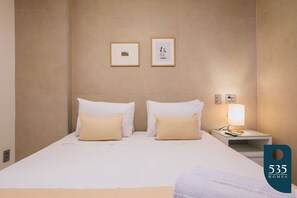 1 habitación, tabla de planchar con plancha y ropa de cama