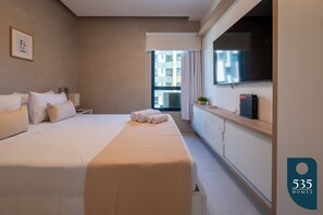 1 habitación, tabla de planchar con plancha y ropa de cama 