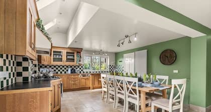 Lovely Large Cottage in The Oxfordshire Cotswolds